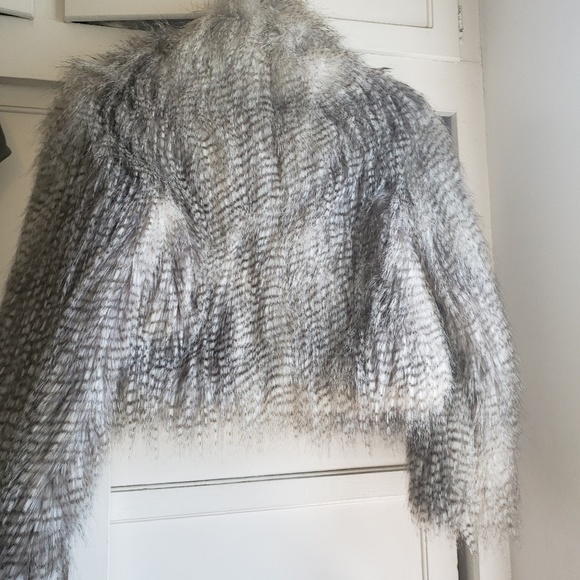 Short faux fur coat. - Picture 2 of 4